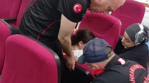 Kahramanmaraş'ta Koltuğa Sıkışan Çocuğu İtfaiye Kurtardı
