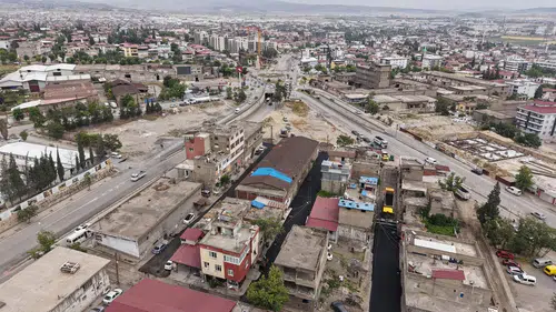 Kahramanmaraş'ta Menderes Mahallesi'nde sıcak asfalt çalışmaları başladı