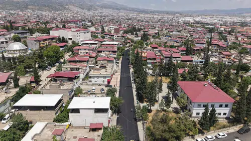 Dulkadiroğlu'nda Haydarbey Caddesi sıcak asfaltla yenileniyor