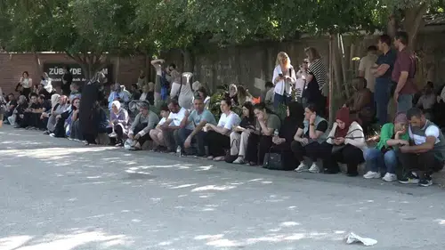 Öğrenciler içeride veliler dışarıda ter döktü