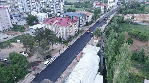 Elbistan Pınarbaşı Caddesi'nde asfalt yenileme çalışmaları hız kesmeden sürüyor