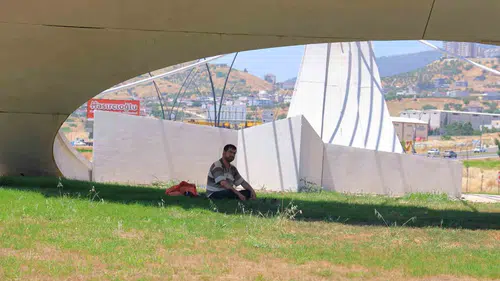 Sıcaktan Bunalan Kağıt Toplayıcısı Ay-Yıldızın Gölgesine Sığındı