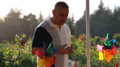 Evlat Hasreti Dinmiyor: Babalar Günü’nü Mezarlıkta Geçirdiler