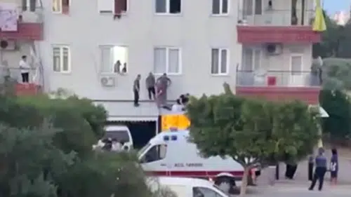 Cam Silerken Düşen Genç Kız Yaralandı