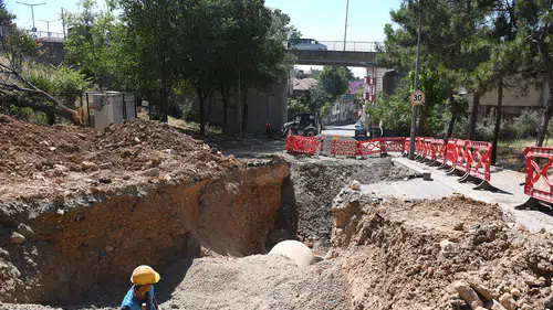Akdere Caddesi'nde Altyapı Yenileme Çalışmaları Sürüyor