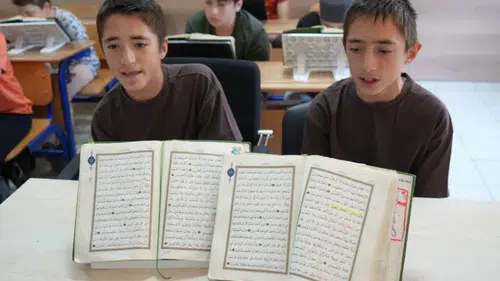13 Yaşındaki İkiz Kardeşler Birlikte Hafız Oldu