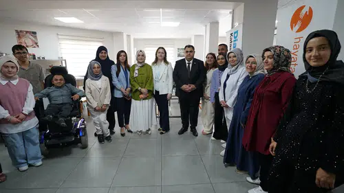 Engelsiz Yaşam Merkezi'nde özel bireylerin el emeği sergisi büyük ilgi gördü