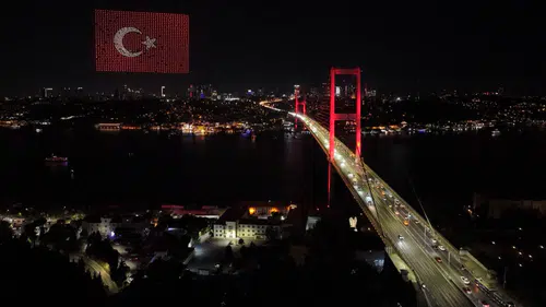 15 Temmuz Şehitler Köprüsü semalarında dronlarla ışık gösterisi büyüledi