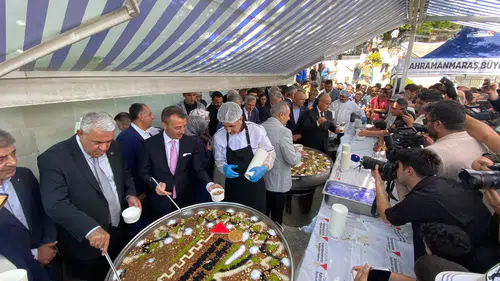 Kahramanmaraş'ta Ulu Cami'de Aşure Bereketi! Protokol Vatandaşlarla Bir Araya Geldi