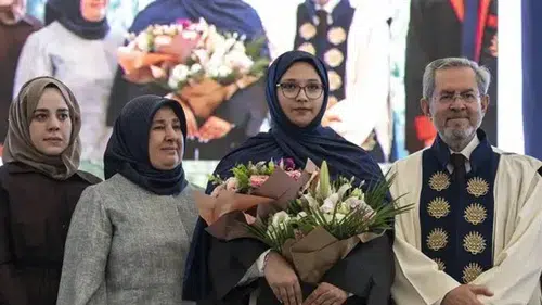 248 Saat Enkazda Kalan Aleyna Ölmez Üniversiteden Mezun Oldu