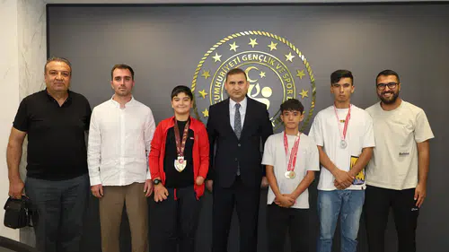 Kahramanmaraşlı Şampiyon Sporcular İl Müdürü Yasin Özdemir'i Ziyaret Etti