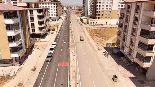 Elbistan'da Dr. Devlet Bahçeli Bulvarı'nın asfalt çalışmaları hızla ilerliyor