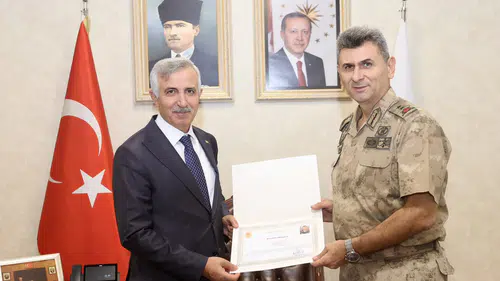 Vali Ünlüer, Tümgeneral Gemalmaz’a Başarı Belgesi Takdim Etti