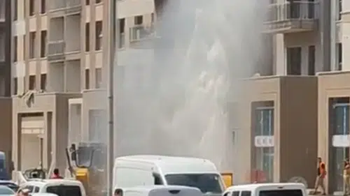 Piazza Civarı’nda Çalışma Sonrası Boru Patladı: Su Yola Fışkırdı