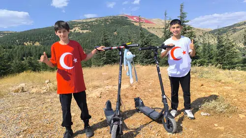 Kahramanmaraş’ta İki Öğrenciden Bayrak Yolculuğu