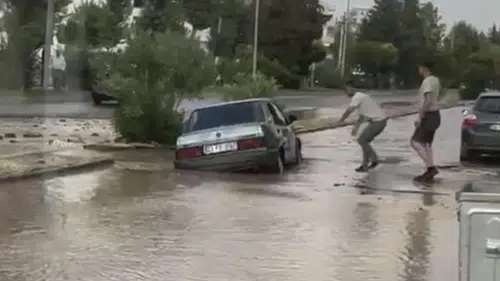 Adıyaman’da Patlayan Su Hattı Yolu Çökertti