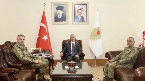 Vali Ünlüer, Eski ve Yeni Garnizon Komutanlarını Ağırladı