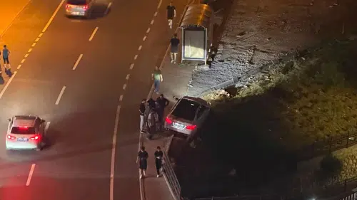 Kahramanmaraş'ta Lüks Otomobil Dere Kenarında Asılı Kaldı!