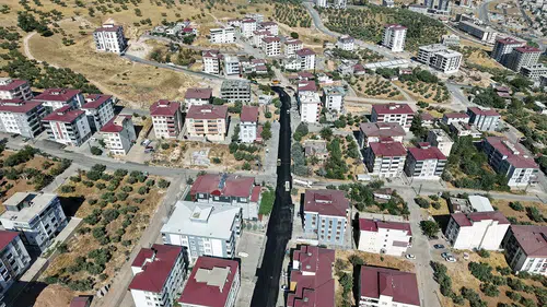 Kahramanmaraş’ta Ballıca’nın Yolları Sıcak Asfaltla Yenileniyor