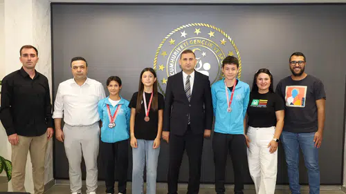Denizli’de Yarışan Genç Atletlerden Özdemir’e Ziyaret