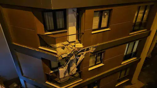 Alkollü Sürücü Binanın 3. Katına Çarpıp Bahçeye Uçtu: 2 Yaralı