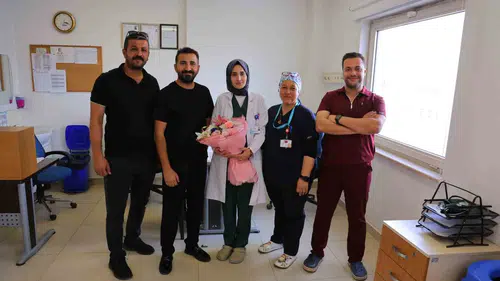 Kahramanmaraş'ta Kendisini İki Kez Hayata Döndüren Doktoruna Çiçekle Teşekkür Etti