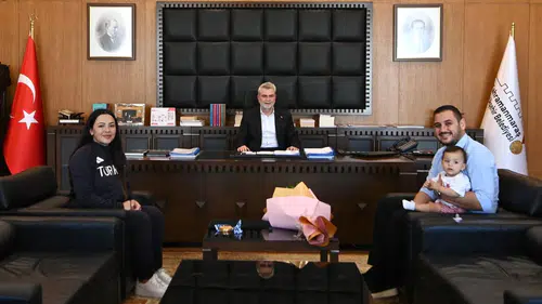 Başkan Görgel Çifte Şampiyon Safiye Temizdemir’i Ağırladı