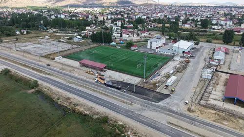 Göksun’da Spor Tesislerinin Yolları Yenileniyor