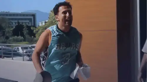 Sınava Yetişmek İçin Yalınayak Koştu, Geç Kaldı
