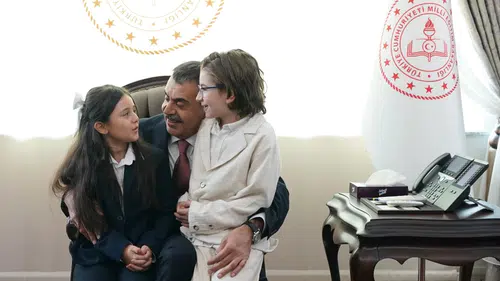 Cumhurbaşkanı Erdoğan ile şarkı söylemişlerdi... Bakan Tekin o çocukları ağırladı