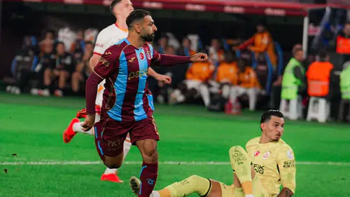Trabzonspor İlk Yarıda Galatasaray’a Üç Gol Attı: 3-0