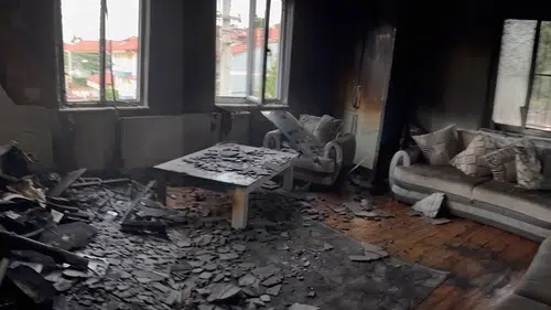 Yangında eşyaları kül olan aileye Sevgi Eli sahip çıktı