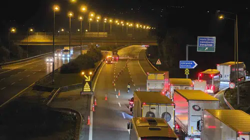 Kimyasal Yüklü Tır Devrildi, Otoyol Trafiğe Kapatıldı
