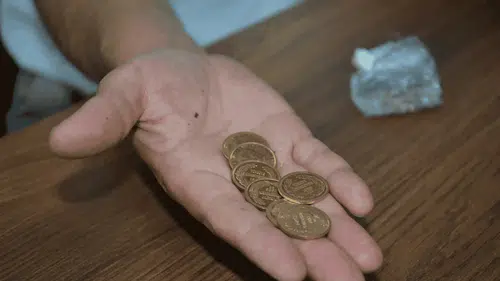 Manisa’da Gazi 400 Bin Liralık Altını Teslim Etti