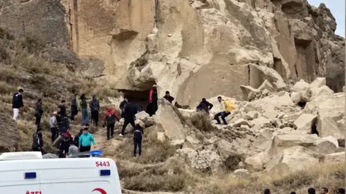 Kapadokya’da peri bacası çöktü: Çökme anı kamerada