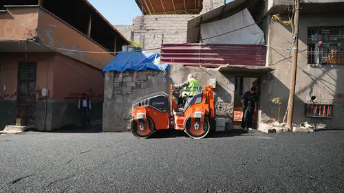 Divanlı Mahallesi’nde Sıcak Asfalt Mesaisi Sürüyor