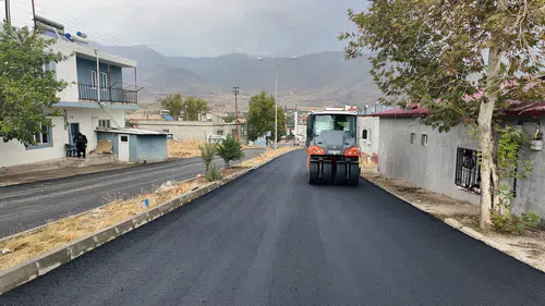 Ekinözü’nde iki mahallede sıcak asfalt çalışmaları