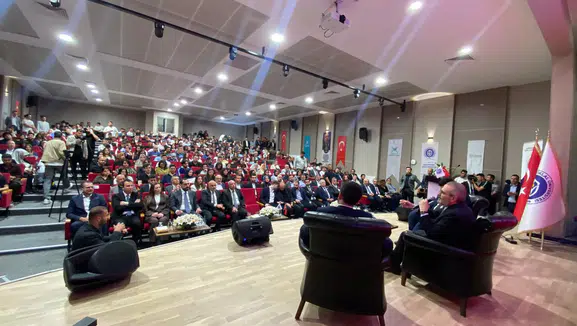 Mahir Ünal İhtisas Akademi’26’da Gençlerle Buluştu