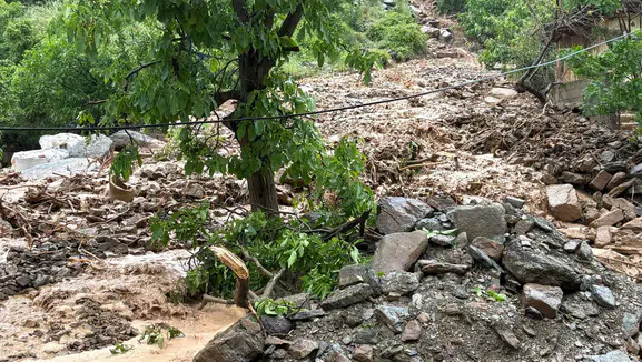 Osmaniye’de dağdan kopan kayalar köy yollarını ulaşıma kapattı