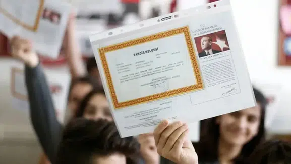 18 Milyon Öğrenci Karne Heyecanı Yaşıyor! Karneler Saat Kaçta Dağıtılacak