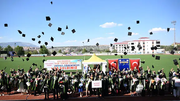 Pazarcık Meslek Yüksekokulu'nda duygusal mezuniyet töreni