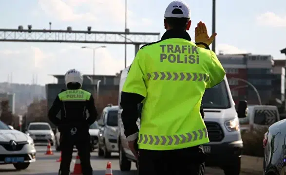 Hız limitleri ve trafik cezaları değişiyor, sürücüler dikkatli olmalı!