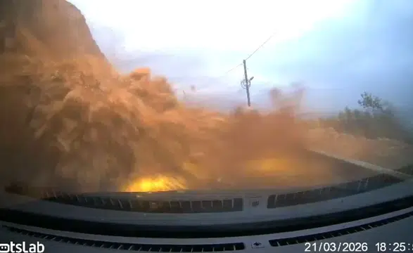 Mersin-Antalya karayolunda heyelan: Araç saniyeler içinde toprak altında kaldı