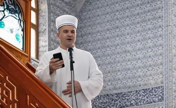 Camide Telefon Tepkisi: İmam Hutbeyi Yarıda Kesti