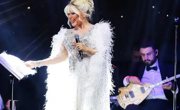 Safiye Soyman Sahneye Masalsı Kostümüyle Damga Vurdu