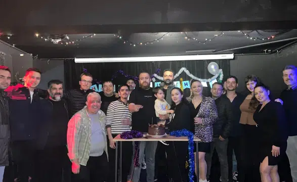 Ünlü Yapımcıdan Sahne Üzerinde Çifte Kutlama