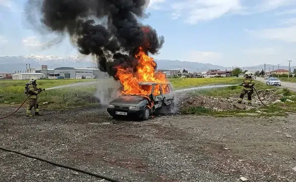 İstasyon Mahallesi'nde Korkutan Araç Yangını