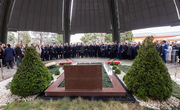 Turgut Özal Dualarla Anıldı, Protokol Kabri Başında Buluştu