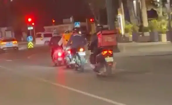 Trafikte Kovalamaca: 4 Motosikletçi Kuralları Hiçe Saydı