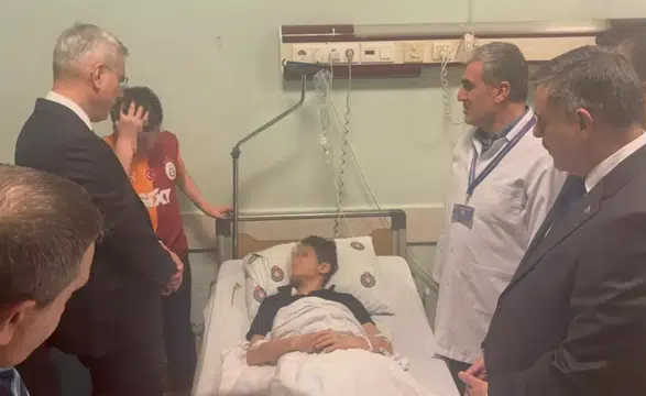 Bakanlar Yaralı Öğrencileri Hastanede Ziyaret Etti